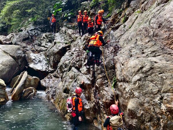 ▲▼宜蘭溯溪推薦！教練帶團南澳鹿皮溪金岳瀑布。（圖／部落客陳小可提供）