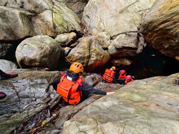 ▲▼宜蘭溯溪推薦！教練帶團南澳鹿皮溪金岳瀑布。（圖／部落客陳小可提供）