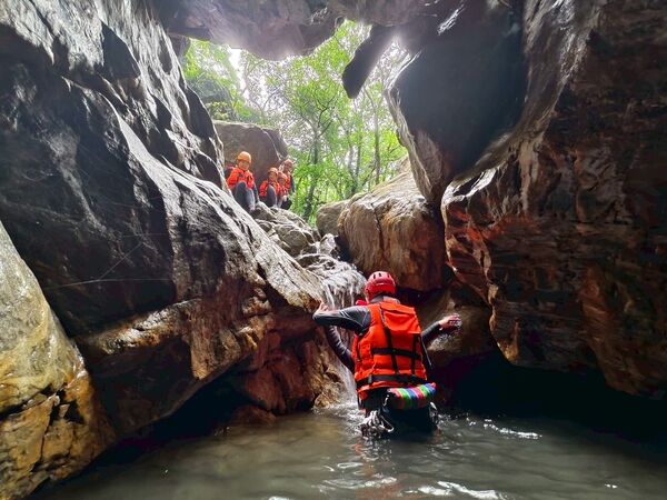 ▲▼宜蘭溯溪推薦！教練帶團南澳鹿皮溪金岳瀑布。（圖／部落客陳小可提供）
