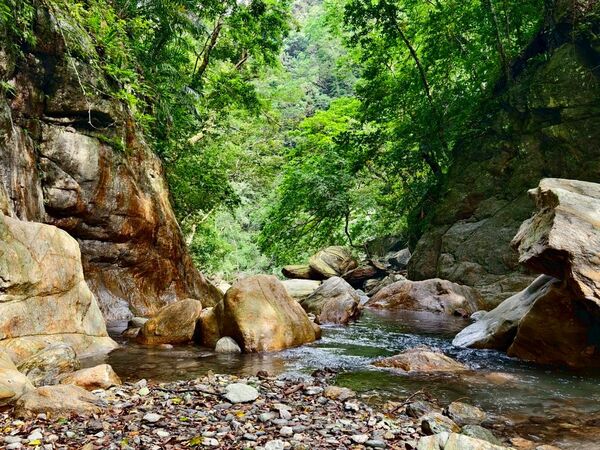 ▲▼宜蘭溯溪推薦！教練帶團南澳鹿皮溪金岳瀑布。（圖／部落客陳小可提供）