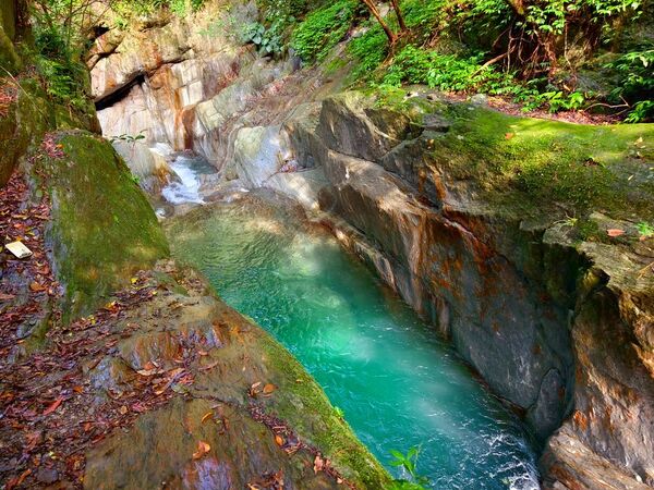 ▲▼宜蘭溯溪推薦！教練帶團南澳鹿皮溪金岳瀑布。（圖／部落客陳小可提供）
