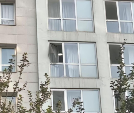 ▲事發損壞紗窗。（圖／翻攝自微博）