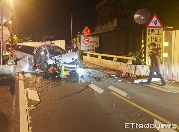 ▲黃姓車手駕車狂逃，不慎失控自撞橋墩。（圖／大園警分局提供）