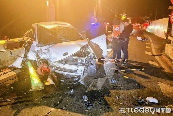 ▲▼自後趕到的員警從幾乎被撞爛的車頭將黃男拉出逮捕。（圖／大園警分局）