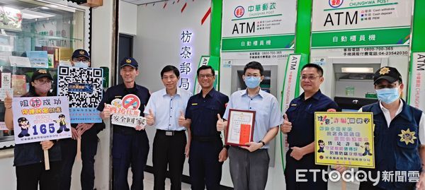 ▲枋寮警分局長盧恒隆頒贈感謝狀。（圖／記者陳崑福翻攝）