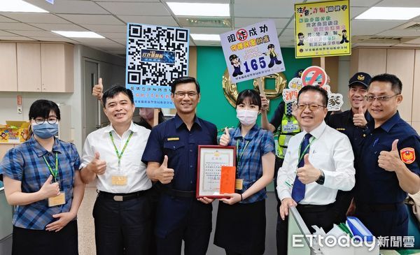 ▲枋寮警分局長盧恒隆頒贈感謝狀。（圖／記者陳崑福翻攝）