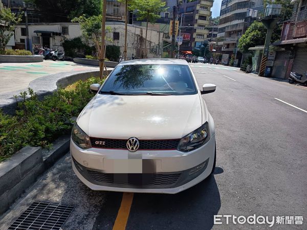 ▲基隆男欠繳逾10萬罰單 車停執行分署前遭當場查扣。（圖／記者郭世賢翻攝）