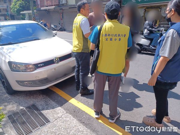 ▲基隆男欠繳逾10萬罰單 車停執行分署前遭當場查扣。（圖／記者郭世賢翻攝）