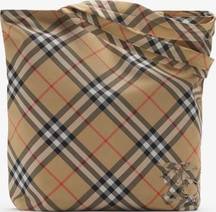 ▲▼調查局執行「打擊跨境走私經濟犯罪專案」，查獲從對岸用貨櫃走私來台的仿冒博柏利BURBERRY手提包7000件，估算真品市值2.9億餘元。（圖／調查局提供）