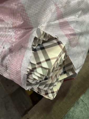 ▲▼調查局執行「打擊跨境走私經濟犯罪專案」，查獲從對岸用貨櫃走私來台的仿冒博柏利BURBERRY手提包7000件，估算真品市值2.9億餘元。（圖／調查局提供）