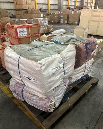 ▲▼調查局執行「打擊跨境走私經濟犯罪專案」，查獲從對岸用貨櫃走私來台的仿冒博柏利BURBERRY手提包7000件，估算真品市值2.9億餘元。（圖／調查局提供）