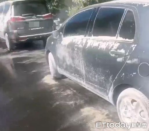 ▲▼環球水泥粉塵大噴發，烏日街道白茫茫一片，住戶暴怒都不敢開窗。（圖／民眾提供，下同）