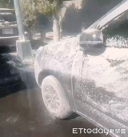 ▲▼環球水泥粉塵大噴發，烏日街道白茫茫一片，住戶暴怒都不敢開窗。（圖／民眾提供，下同）