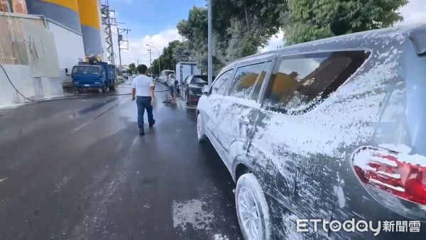 ▲▼環球水泥粉塵大噴發，烏日街道白茫茫一片，住戶暴怒都不敢開窗。（圖／民眾提供，下同）