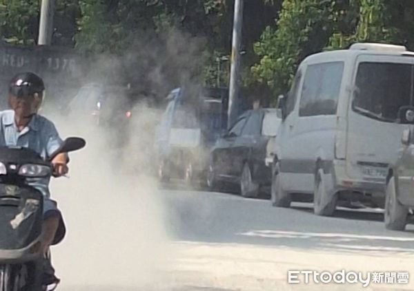 ▲▼環球水泥粉塵大噴發，烏日街道白茫茫一片，住戶暴怒都不敢開窗。（圖／民眾提供，下同）