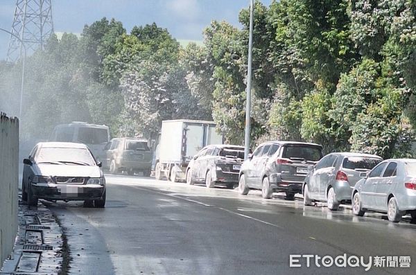 ▲▼環球水泥粉塵大噴發，烏日街道白茫茫一片，住戶暴怒都不敢開窗。（圖／民眾提供，下同）