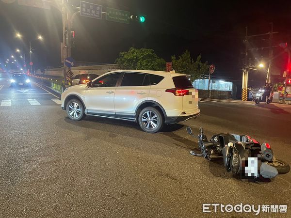 ▲休旅車突然從內線左轉，機車騎士煞不住撞上倒地。（圖／記者陸運陞翻攝）