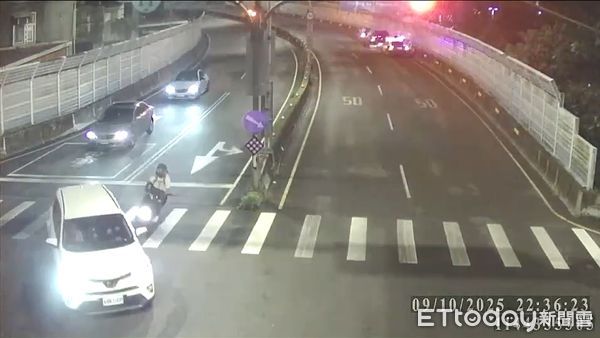 ▲休旅車突然從內線左轉，機車騎士煞不住撞上倒地。（圖／記者陸運陞翻攝）