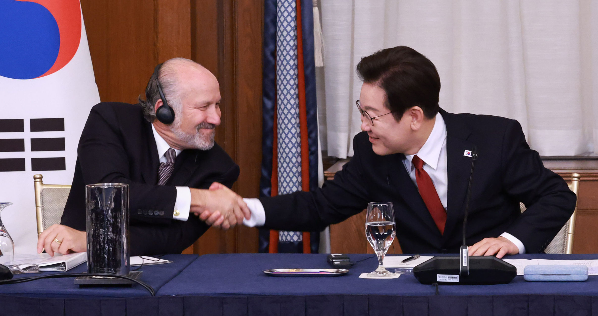 ▲▼美國商務部長盧特尼克與南韓總統李在明握手。（圖／達志影像）