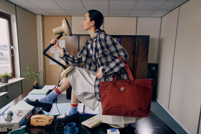 ▲▼Kipling週年慶,酒紅,秋冬。（圖／Kipling提供）