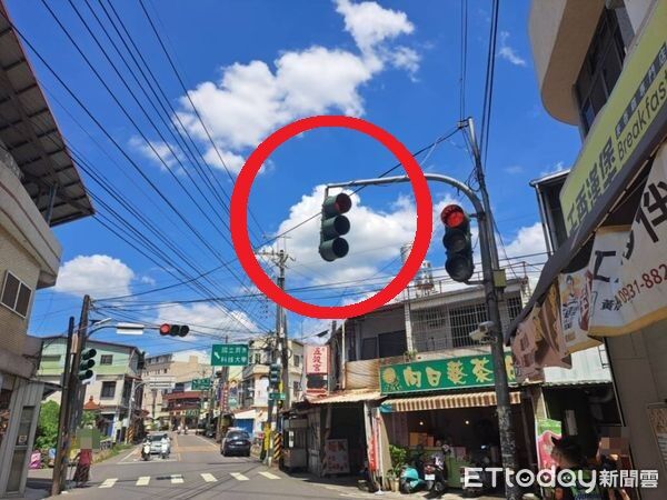 ▲砂石車防塵網未妥善收整，勾壞號誌桿。（圖／記者陳崑福翻攝）