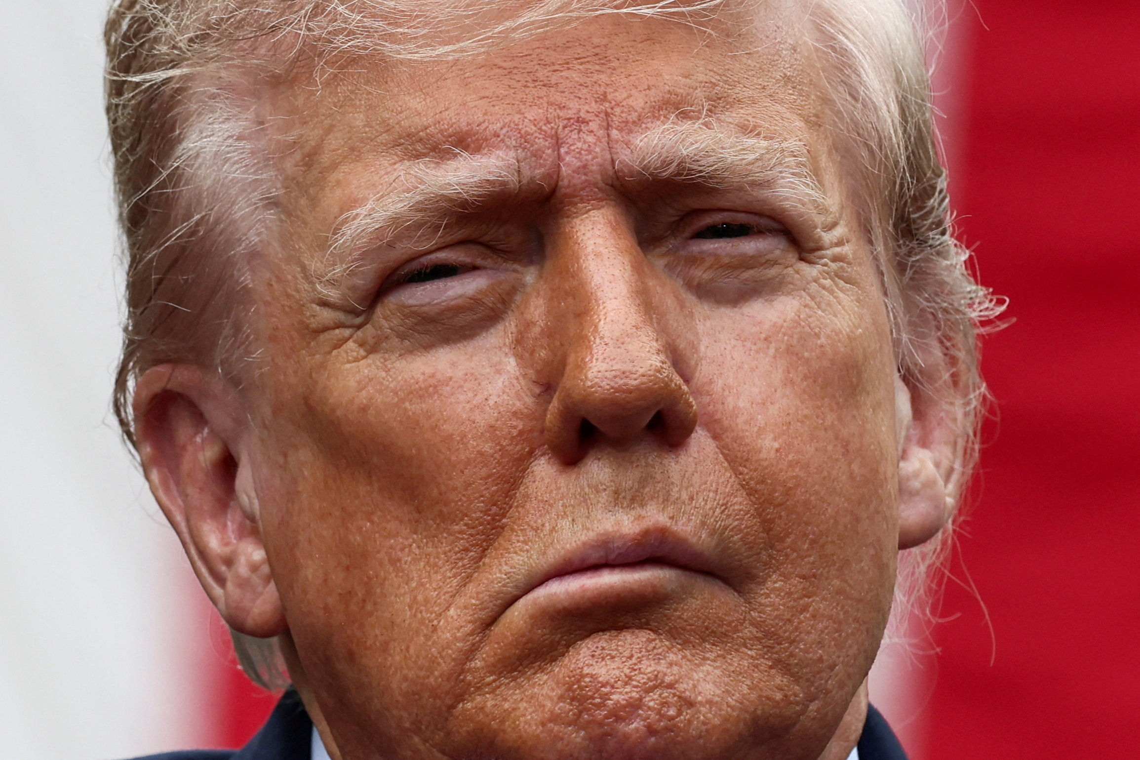▲▼川普「右臉詭異下垂」打嗑睡畫面曝　網臆測：健康亮紅燈？。（圖／路透）