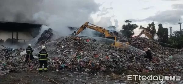 ▲▼花蓮吉安鄉公所垃圾掩埋場11日上午發生火災，截至12日上午仍在悶燒，消防人員持續灑水降溫。（圖／記者王兆麟翻攝，下同）