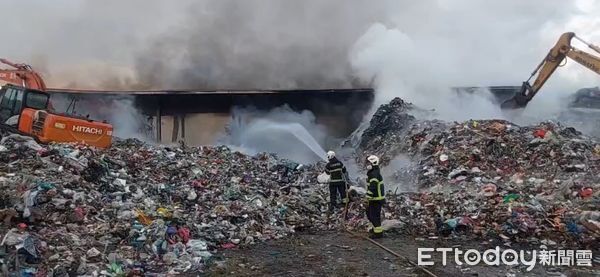 ▲▼花蓮吉安鄉公所垃圾掩埋場11日上午發生火災，截至12日上午仍在悶燒，消防人員持續灑水降溫。（圖／記者王兆麟翻攝，下同）