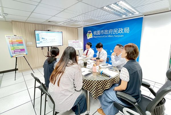 ▲桃園市政府民政局戶政科今天邀請桃園地院刑庭庭長、地檢署主任檢察官與桃園市律師公會律師出席國民法官初選作業，會前宣讀抽作業流程。（圖／市府民政局提供）