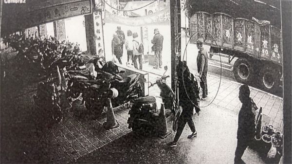 ▲桃園市蕭姓男子去年12月在龜山區文化二路上，持剪刀向檳榔攤夫妻恫稱「要拿檳榔及菸」，2人如數繳付價值118元檳榔與一包香菸，事後報警處理，圖為蕭男做案監視畫面。（資料照／龜山警方提供）