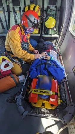 ▲男子獨攀南湖大山群峰時不慎跌倒，由直升機吊掛送下山轉醫救治。（圖／翻攝自臉書／消防署特種搜救隊）