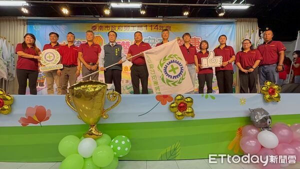 ▲台南市政府勞工局舉辦2025安衛家族大會師，黃偉哲市長親自授旗給41個安衛家族。（記者林東良翻攝，下同）