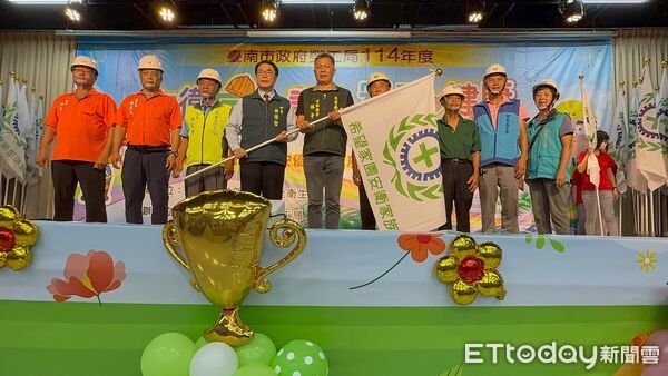 ▲台南市政府勞工局舉辦2025安衛家族大會師，黃偉哲市長親自授旗給41個安衛家族。（記者林東良翻攝，下同）