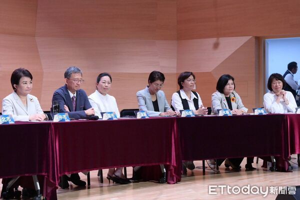 ▲▼花蓮縣長徐榛蔚等15位縣市首長召開縣市聯合記者會，呼籲中央恢復一般性補助款回歸制度正軌、公開透明。（圖／花蓮縣政府提供，下同）