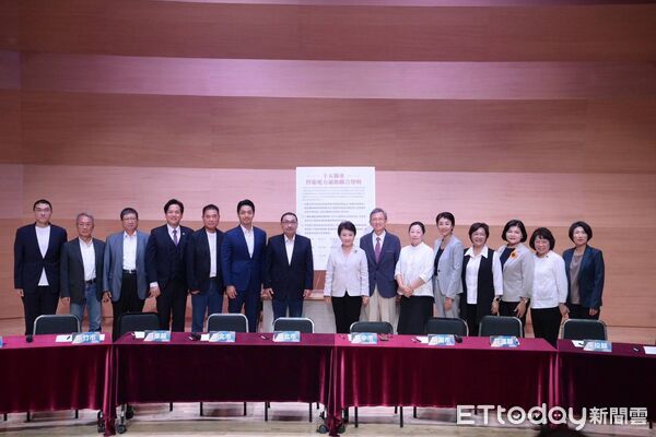 ▲▼花蓮縣長徐榛蔚等15位縣市首長召開縣市聯合記者會，呼籲中央恢復一般性補助款回歸制度正軌、公開透明。（圖／花蓮縣政府提供，下同）