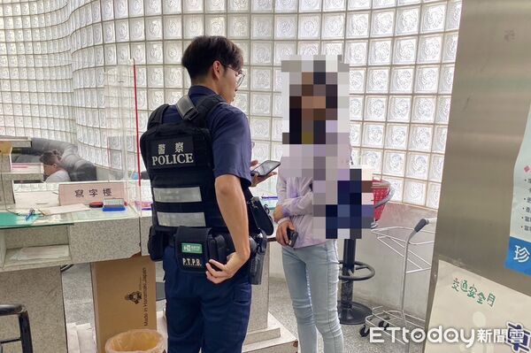 ▲里港警分局員警勸止曾女被騙。（圖／記者陳崑福攝）