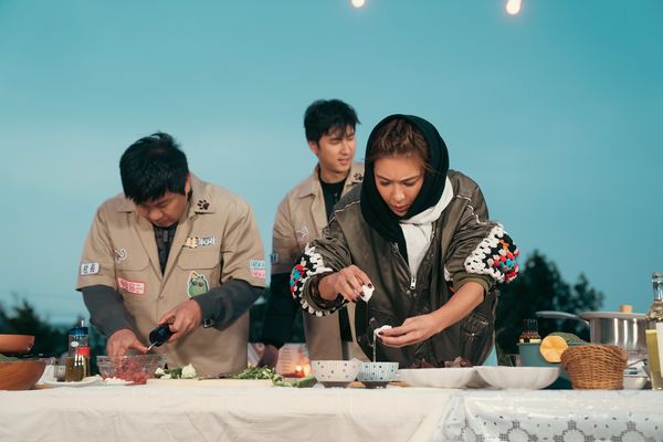 ▲特派員李玉璽(中)、紀言愷(左)，照顧團員姐姐們十分貼心。（圖／客家電視台提供）