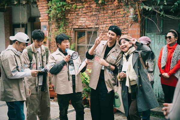 ▲特派員李玉璽(中)、紀言愷(左)，照顧團員姐姐們十分貼心。（圖／客家電視台提供）