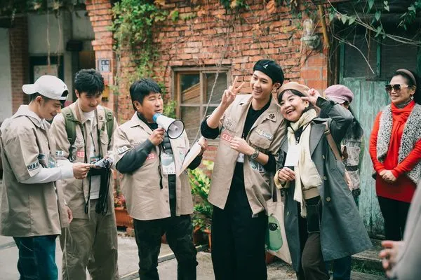 ▲特派員李玉璽(中)、紀言愷(左)，照顧團員姐姐們十分貼心。（圖／客家電視台提供）