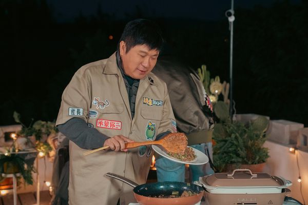 ▲特派員李玉璽(中)、紀言愷(左)，照顧團員姐姐們十分貼心。（圖／客家電視台提供）