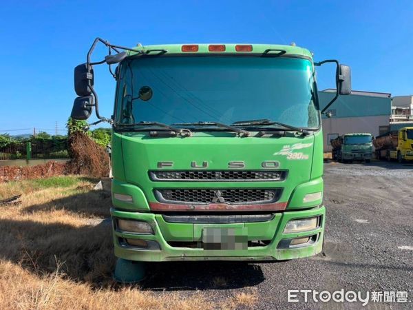 ▲砂石車防塵網未妥善收整，勾壞號誌桿。（圖／記者陳崑福翻攝）