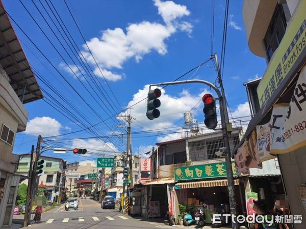 ▲砂石車防塵網未妥善收整，勾壞號誌桿。（圖／記者陳崑福翻攝）