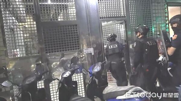 ▲洪女經營天九賭場，警方連破3道鐵門查緝。（圖／記者陸運陞翻攝）