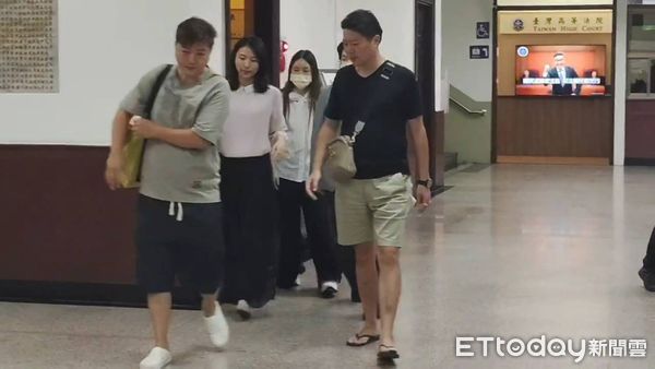 ▲▼陳怡君交保，饅頭主任張惠霖隨侍在側。（圖／記者吳銘峯攝）