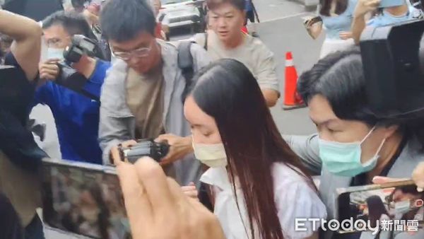 ▲▼陳怡君交保，饅頭主任張惠霖隨侍在側。（圖／記者吳銘峯攝）