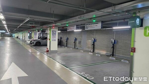 ▲▼電動汽車充電專用停車位。（圖／交通部提供）