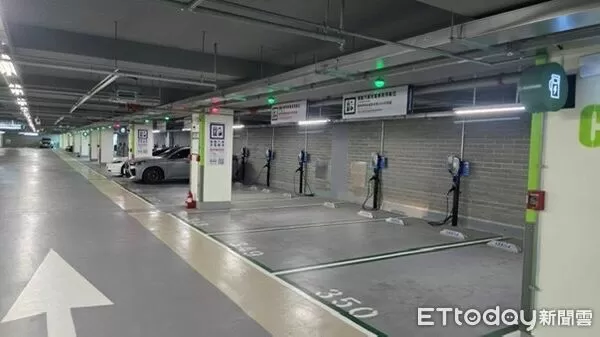 ▲▼電動汽車充電專用停車位。（圖／交通部提供）