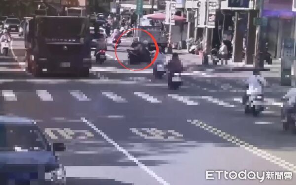 ▲▼76歲的李姓婦人騎乘機車在復興三路違規跨越分向限制線左轉，與對向直行的30歲林姓男騎士發生擦撞。（圖／記者吳世龍翻攝）