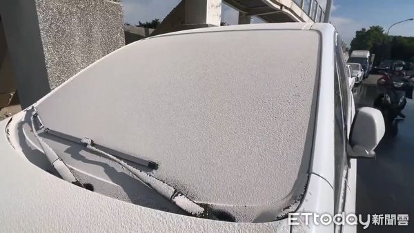 ▲▼烏日50輛車慘遭白色粉塵覆蓋，環球水泥坦言，是爐石粉過量引爆。（圖／民眾提供，下同）