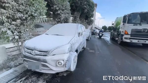 ▲▼烏日50輛車慘遭白色粉塵覆蓋，環球水泥坦言，是爐石粉過量引爆。（圖／民眾提供，下同）